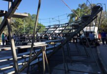 BARRAS NO SOPORTARON EL PESO: BOMBEROS