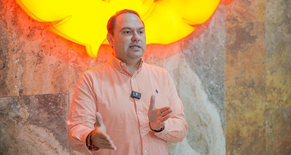 Luis Carbonel