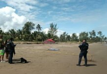 SE LANZA AL MAR POR SUS HIJOS Y MUERE!
